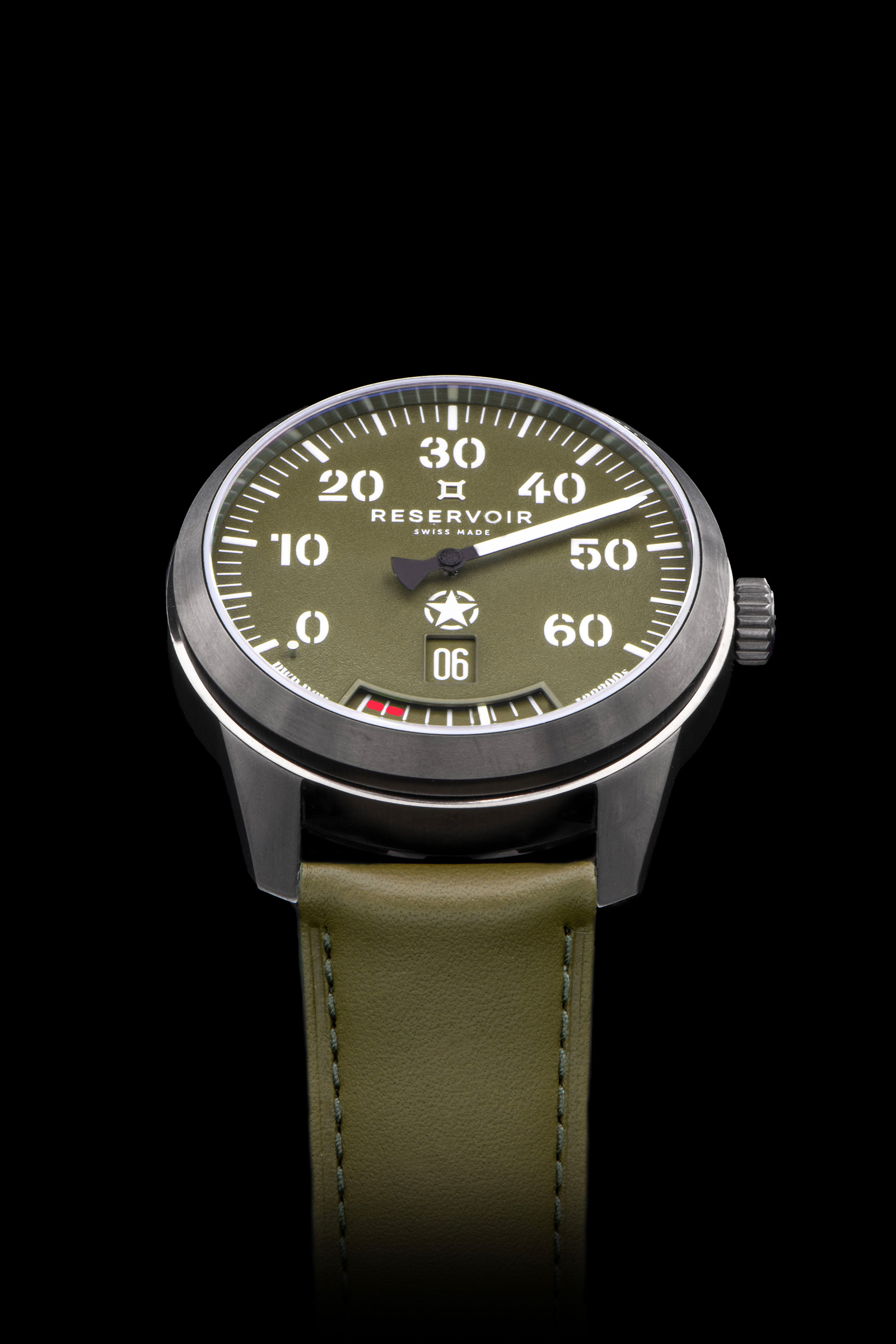 Montre-bracelet avec cadran vert olive, chiffres blancs, cuir vert bracelet, et marque "Reservoir".