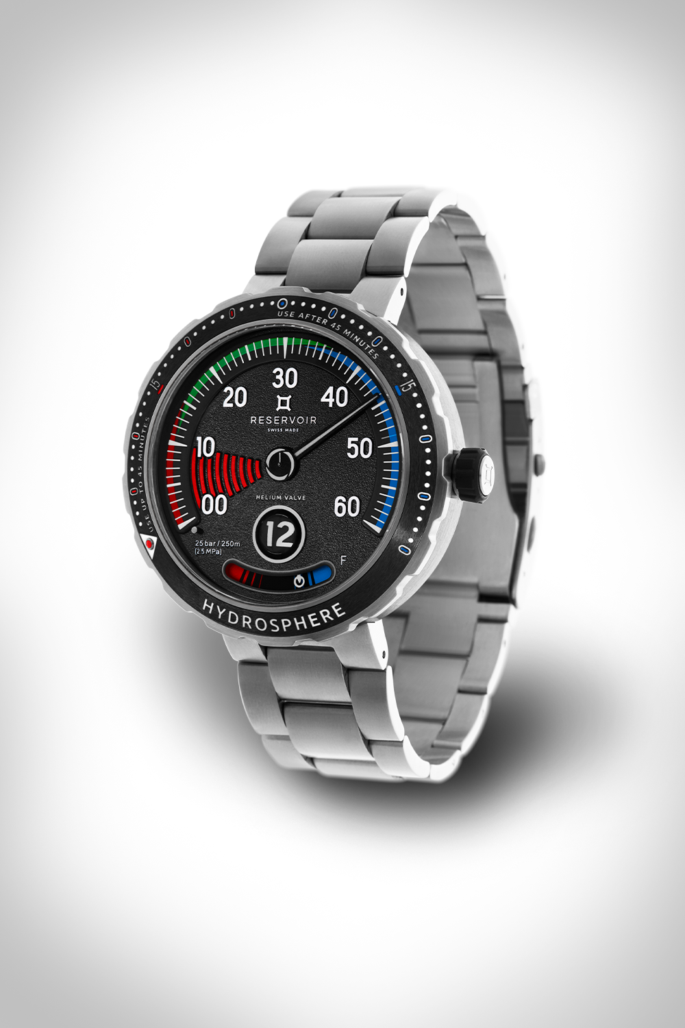 Reloj de acero inoxidable con esfera negra, ventana de fecha, secciones de color y bisel marcado.