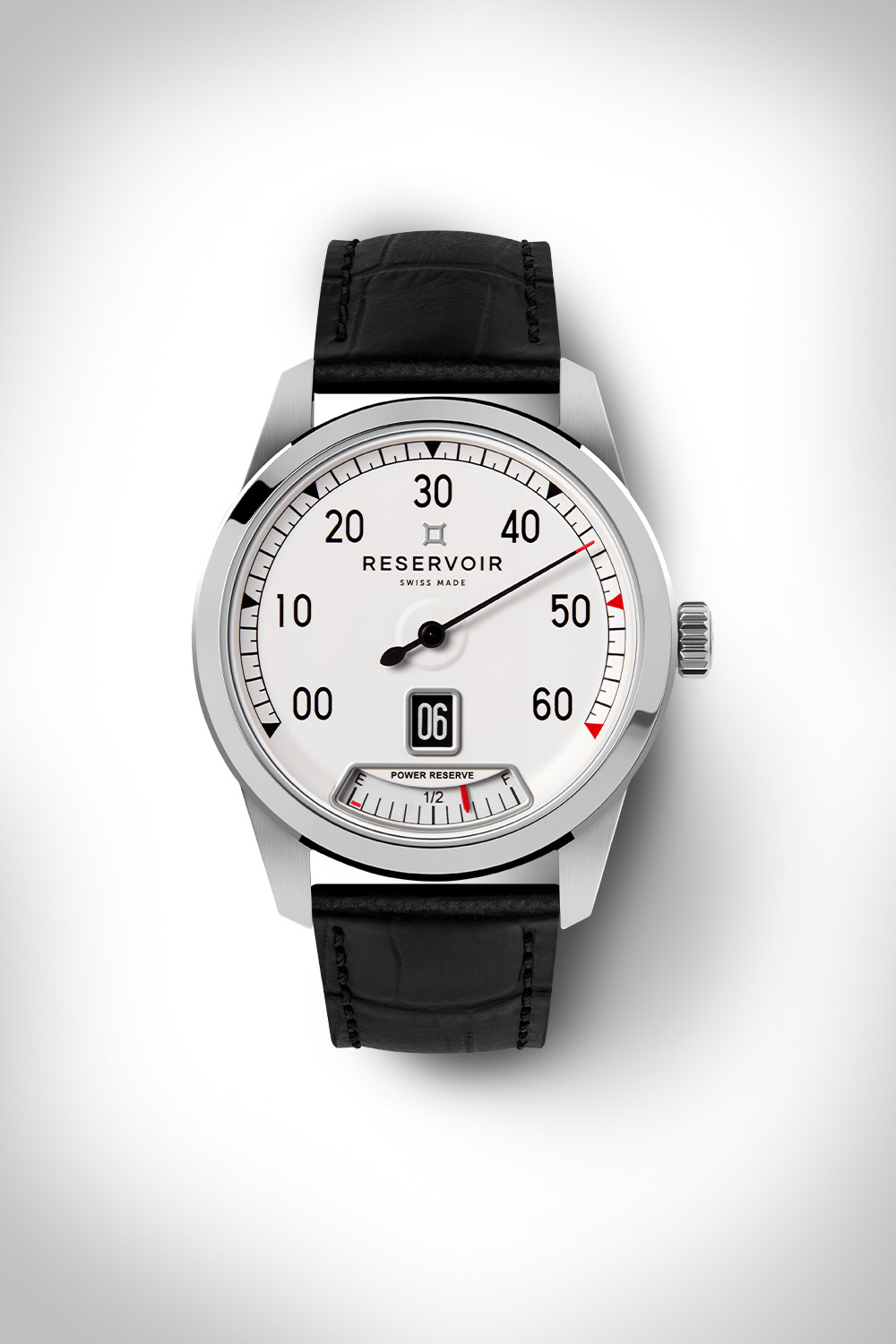 Montre-bracelet avec cadran blanc, date à guichet, réserve de marche, bracelet noir, et métal boîtier.