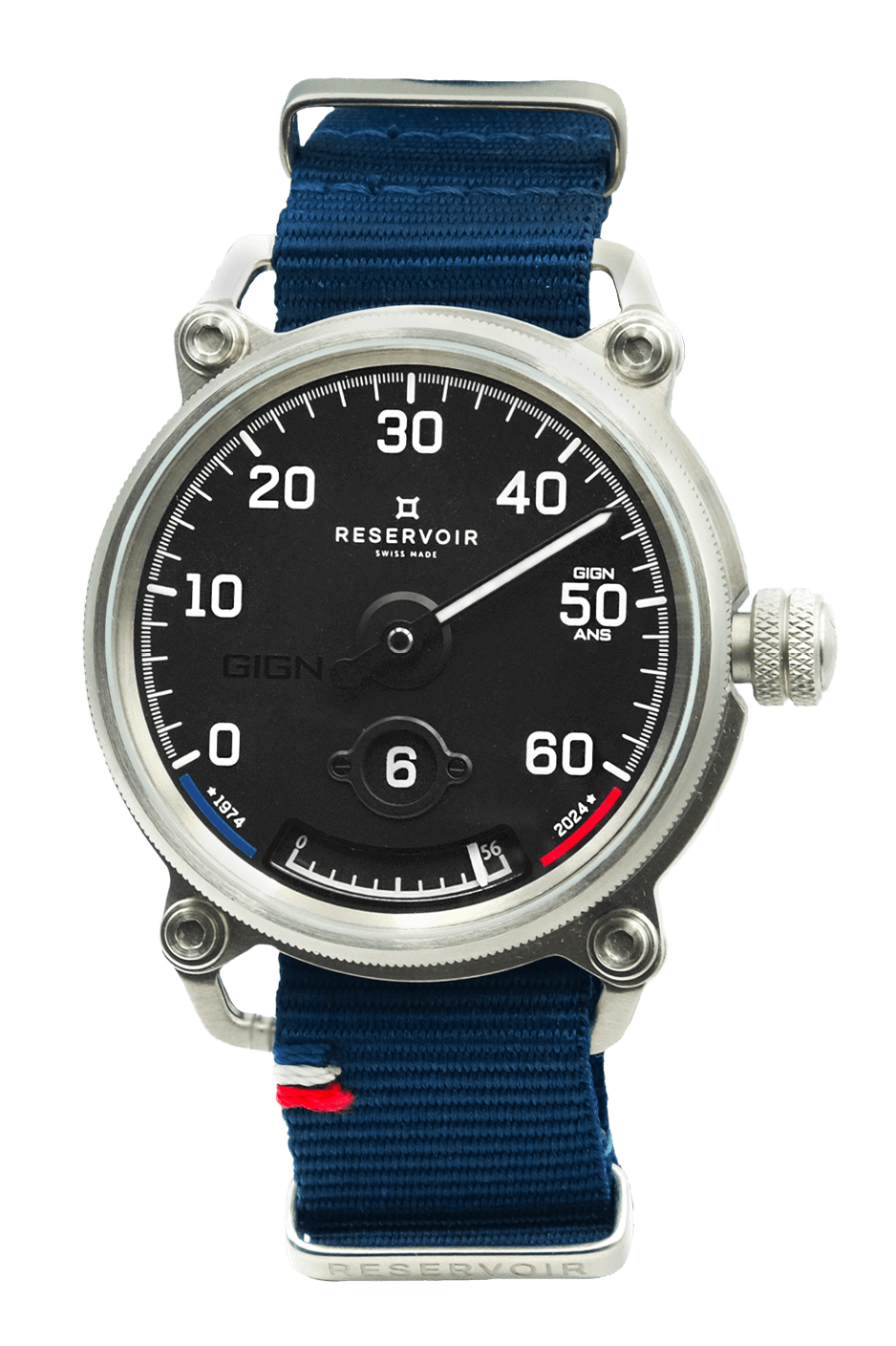 Montre-bracelet avec cadran noir, bracelet bleu, chiffres blancs, réserve de marche et texte "GIGN 50 ANS".