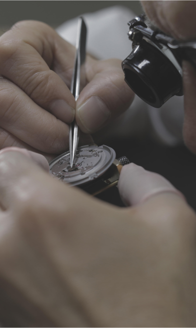 Media RESERVOIR watch editorial in luxury plum, light grey, and light beige colours.