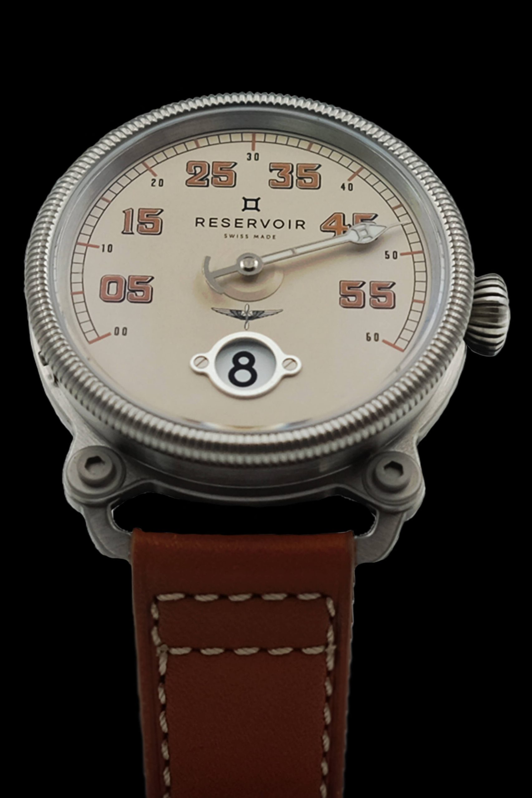 Montre-bracelet avec boîtier argenté, cadran beige, chiffres rouges, Aiguille simple, bracelet marron, date à guichet.