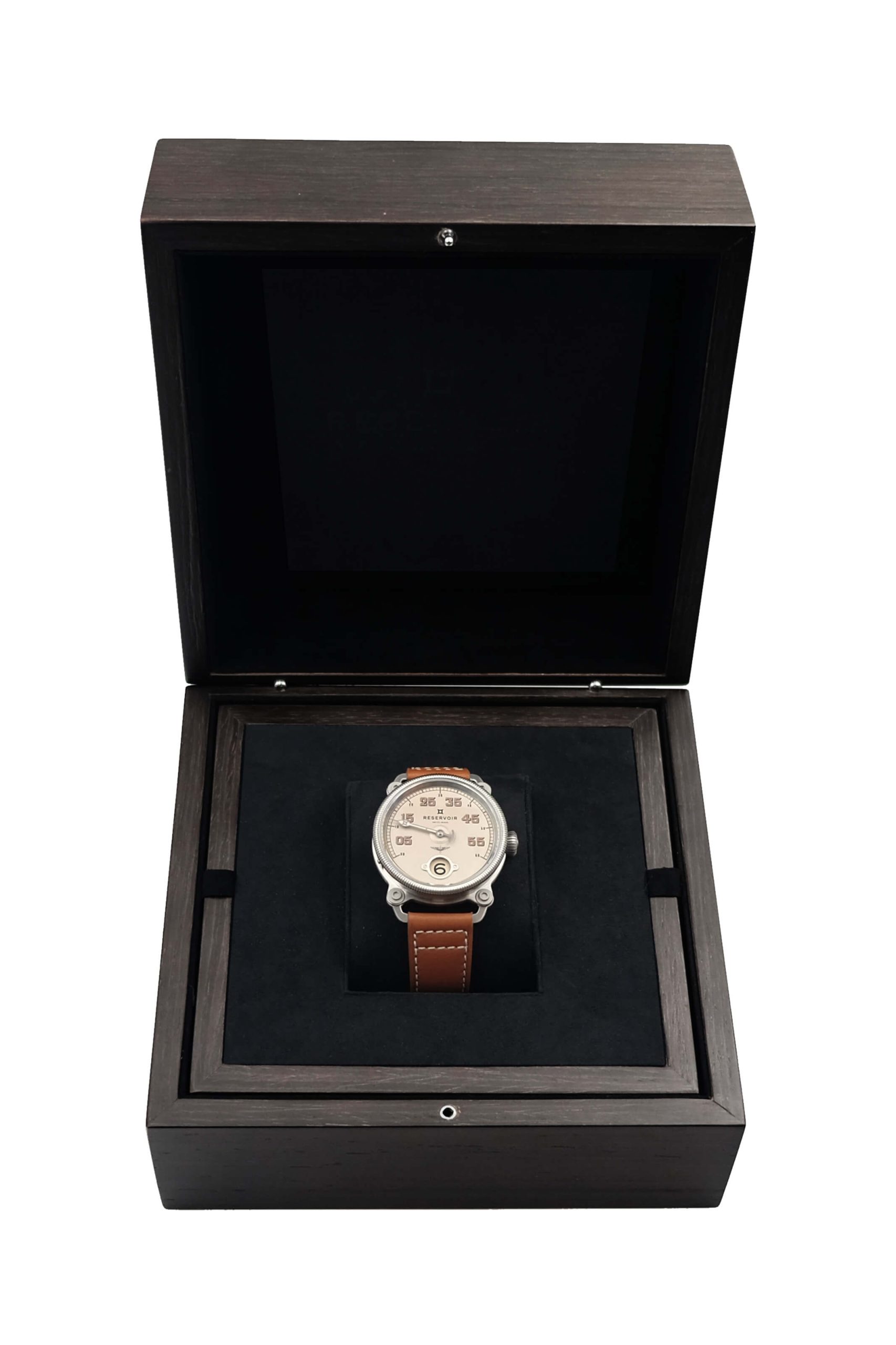 Montre-bracelet en cuir brun bracelet dans une boîte ouverte en bois noir écrin avec intérieur rembourré.