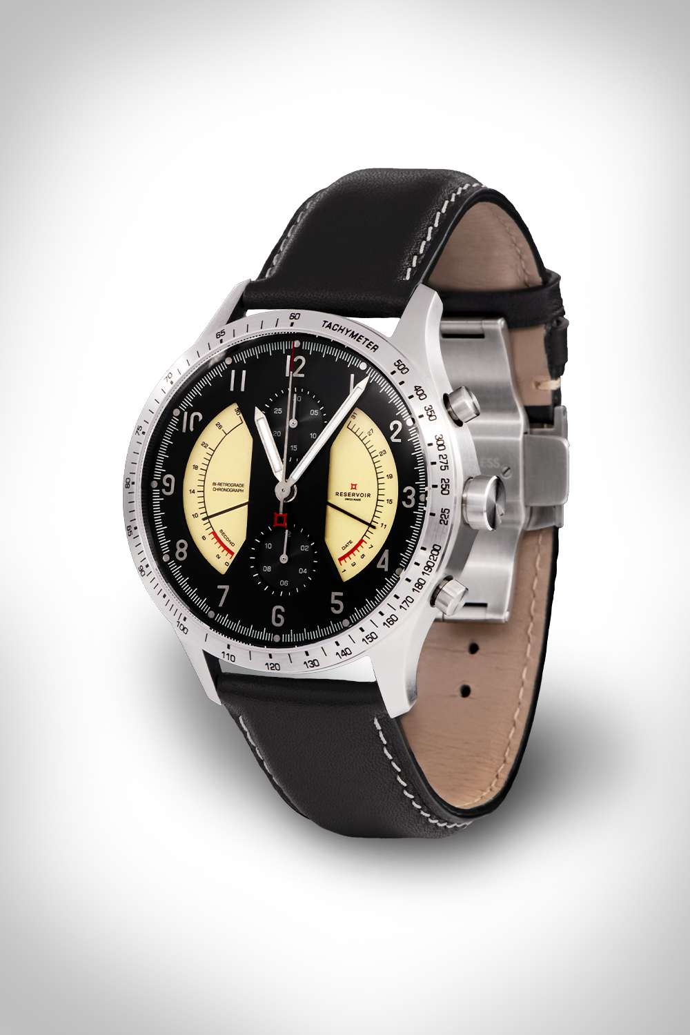 Montre-bracelet à cadran noir avec tachymètre, affichage rétrograde, chronographe et cuir bracelet.