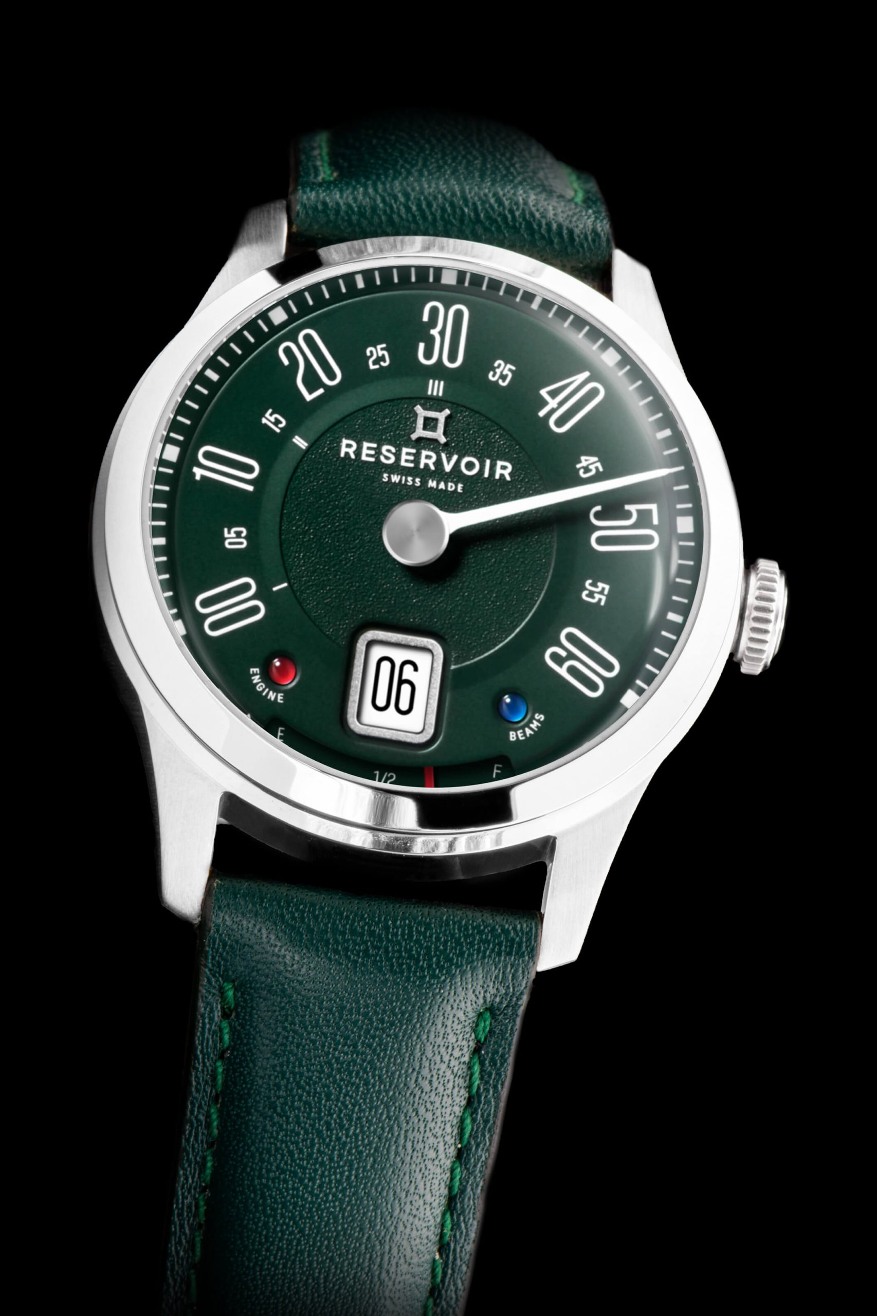 Montre verte avec cadran blanc, chiffres en gras, affichage de la date, cuir bracelet, et métal boîtier.