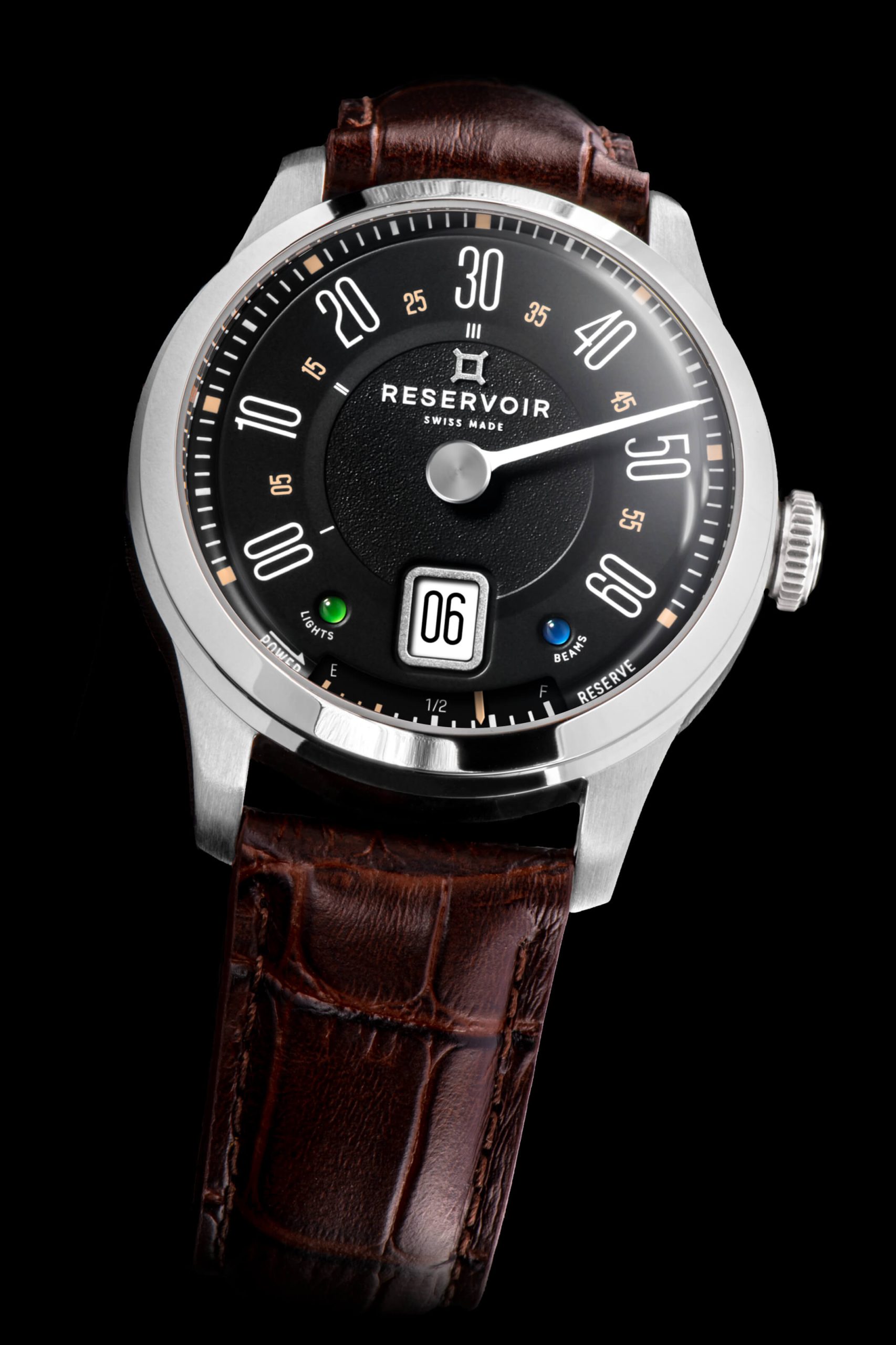 Montre-bracelet avec design de compteur de vitesse, acier inoxydable boîtier, cuir brun bracelet, et affichage de la date.