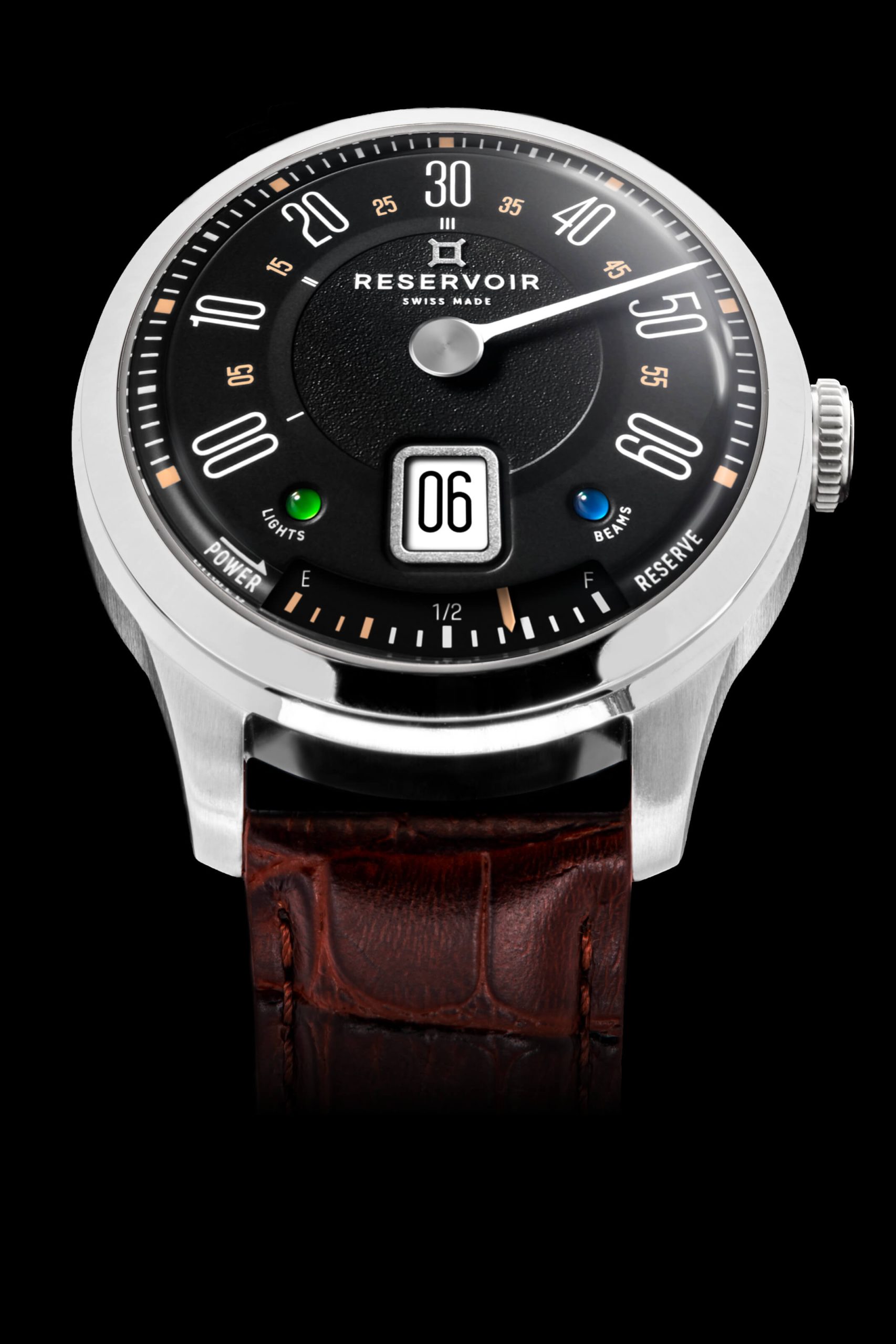 Montre-bracelet en acier inoxydable, cadran noir, cuir brun bracelet, date à guichet, indicateurs de fonctions.