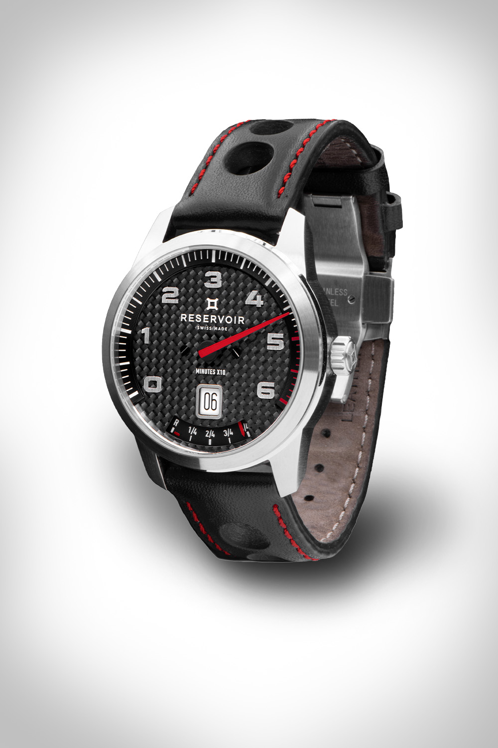 Montre-bracelet avec cadran noir en fibre carbon , chiffres blancs, Aiguille rouge, cuir bracelet, date à six heures.