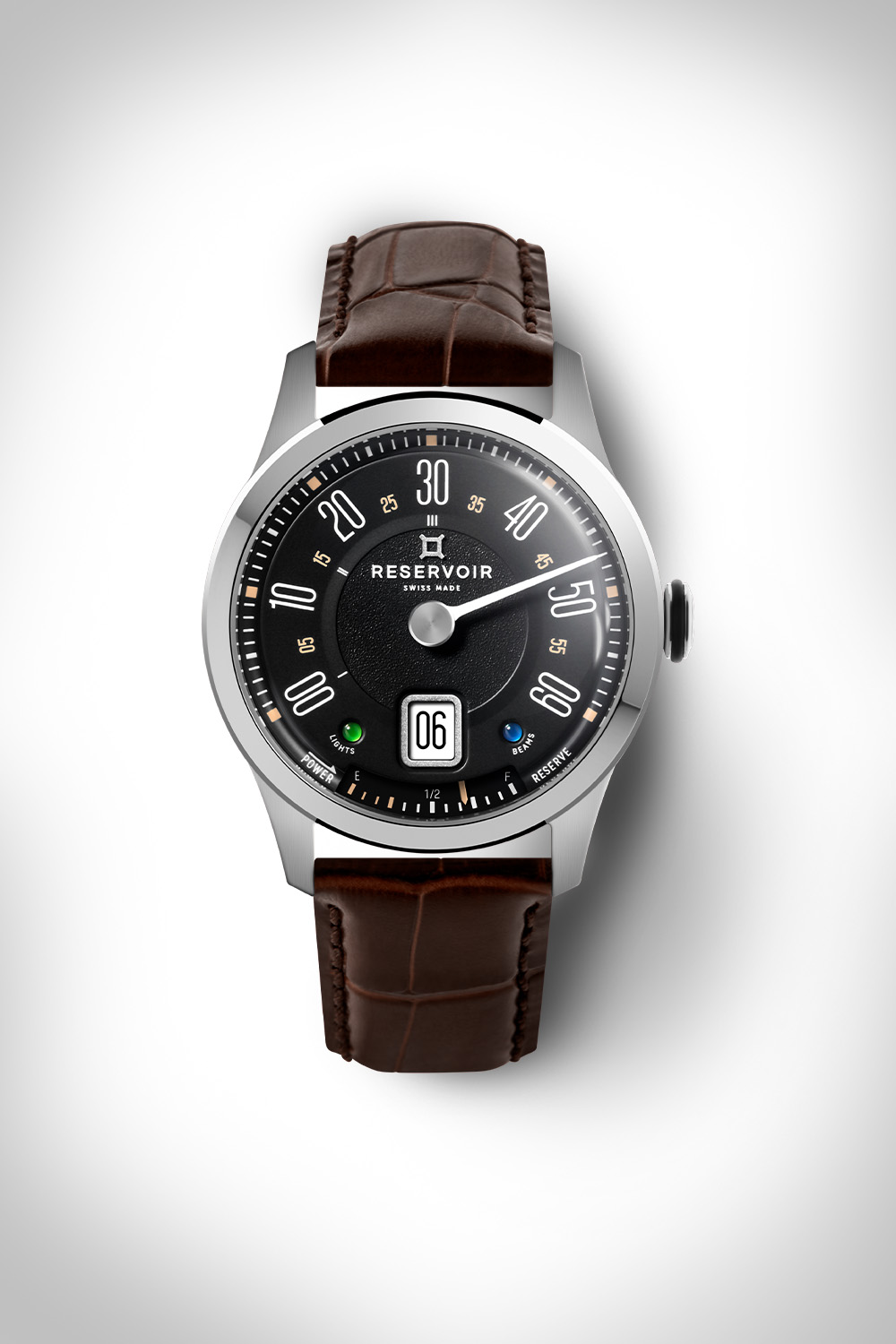 Montre-bracelet élégante avec cadran noir, boîtier argenté, cuir brun bracelet, date, indicateurs.