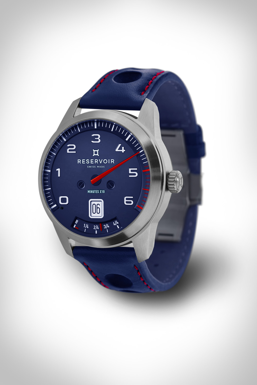 Montre-bracelet avec cadran bleu, boîtier argenté, date à guichet, cuir bleu bracelet, coutures rouges.