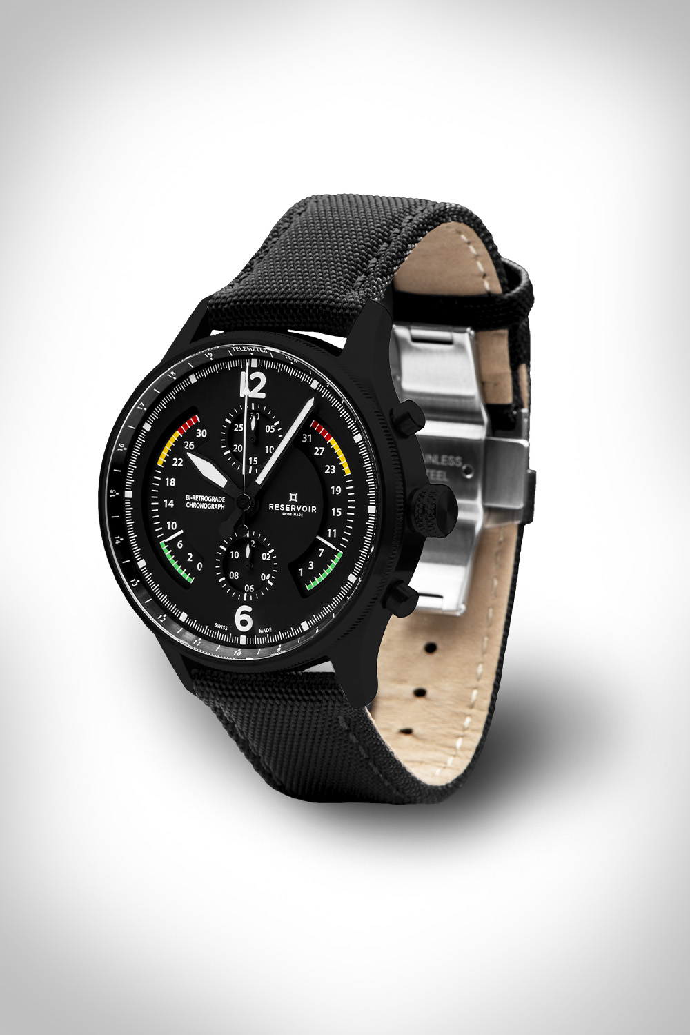Montre-bracelet noire avec cadran rond, tissu bracelet, chiffres blancs et indicateurs colorés.