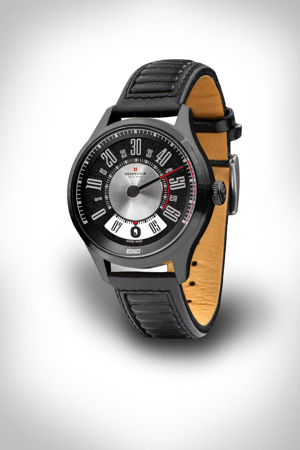 Montre-bracelet noire avec cadran rond, seconde rouge Aiguille, cuir noir bracelet, étiquette Swiss made .