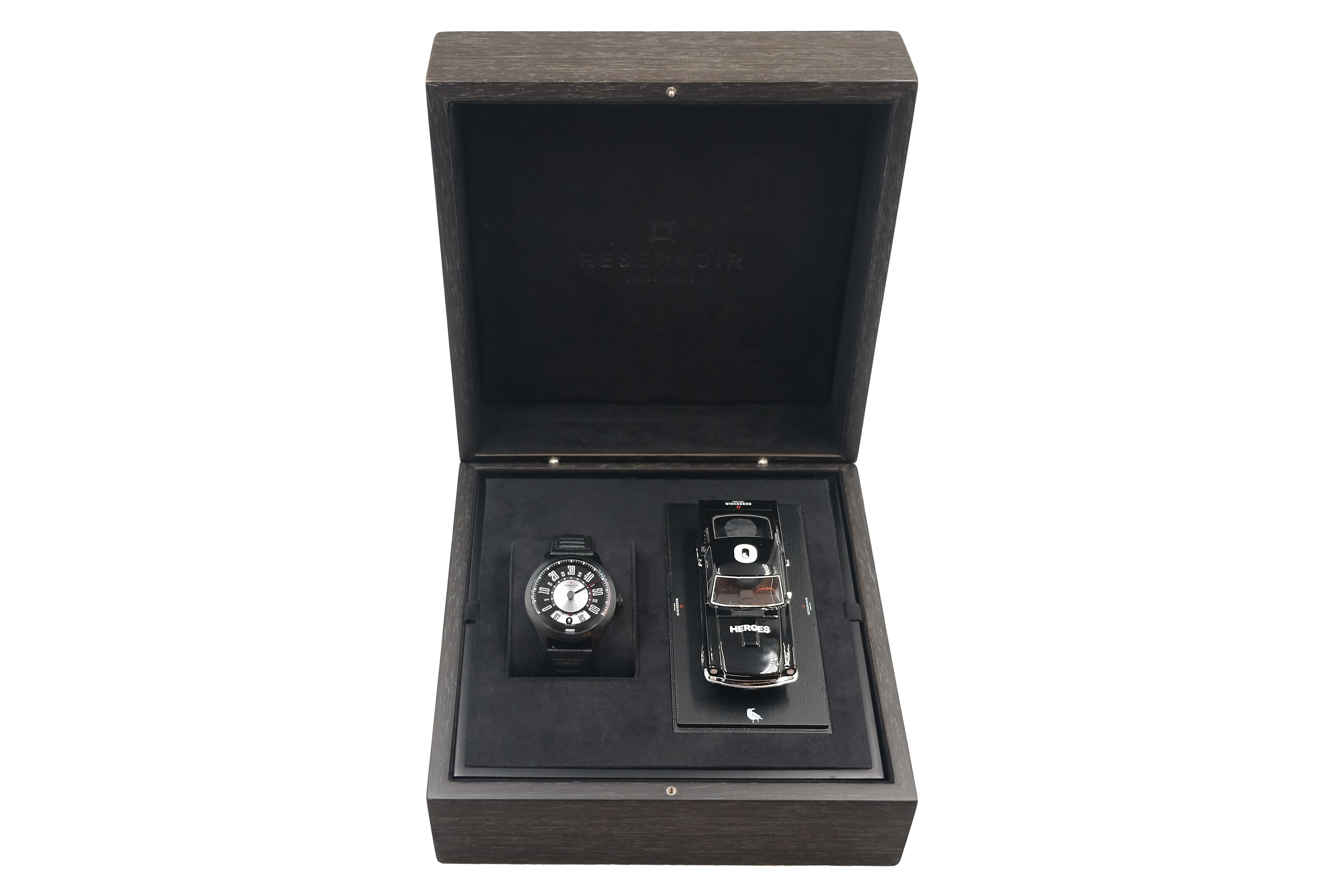 une montre et une montre dans une écrin