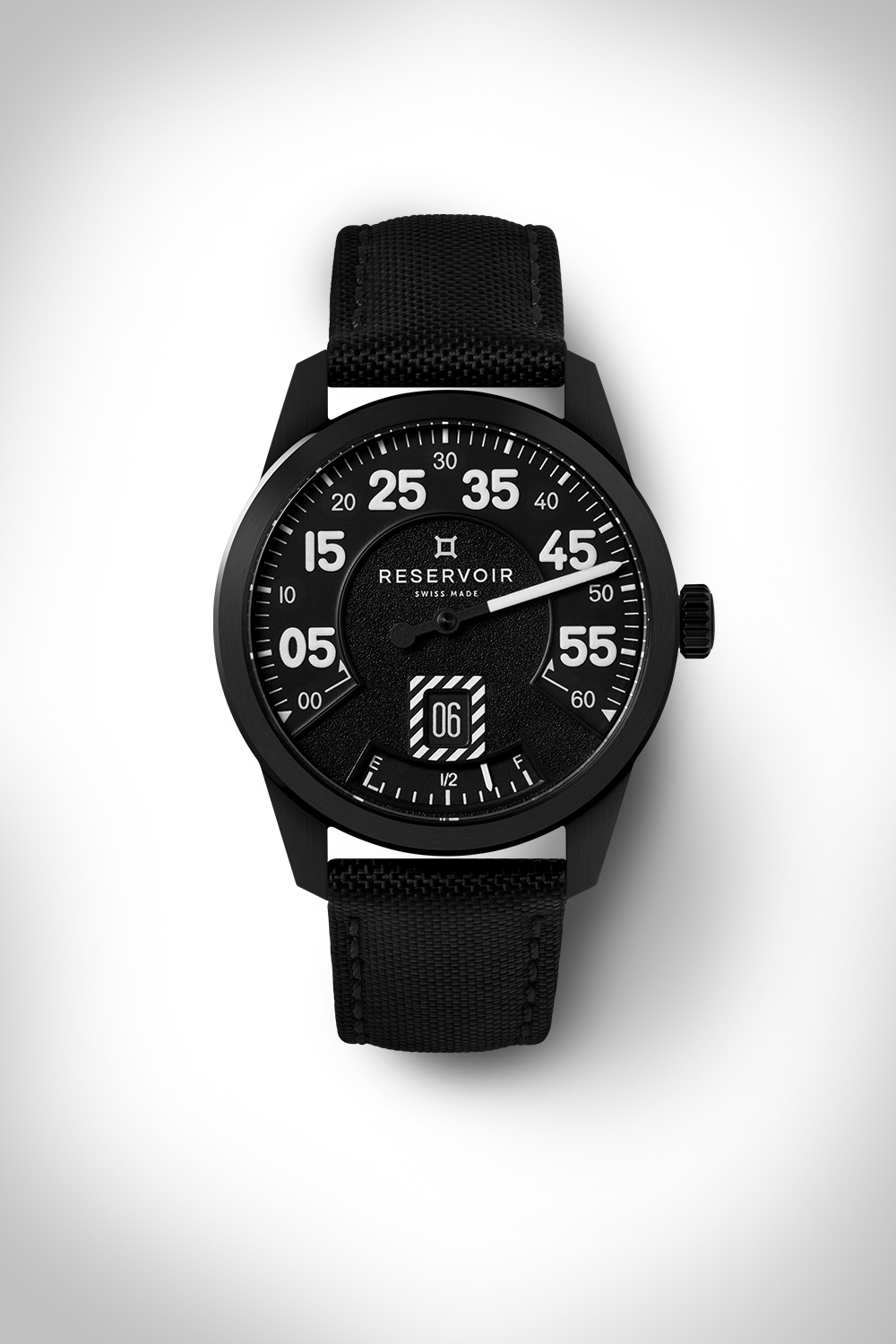 Montre-bracelet noire avec grand cadran, affichage numérique des heures, tissu noir bracelet.