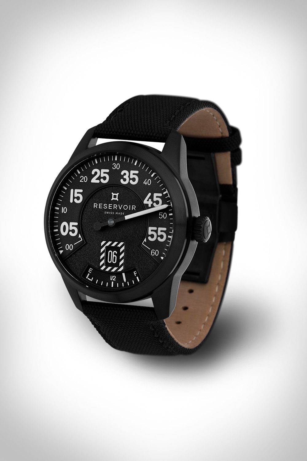 Montre-bracelet noire avec cadran numéroté, date à guichet, tissu bracelet, et métal Boucle.
