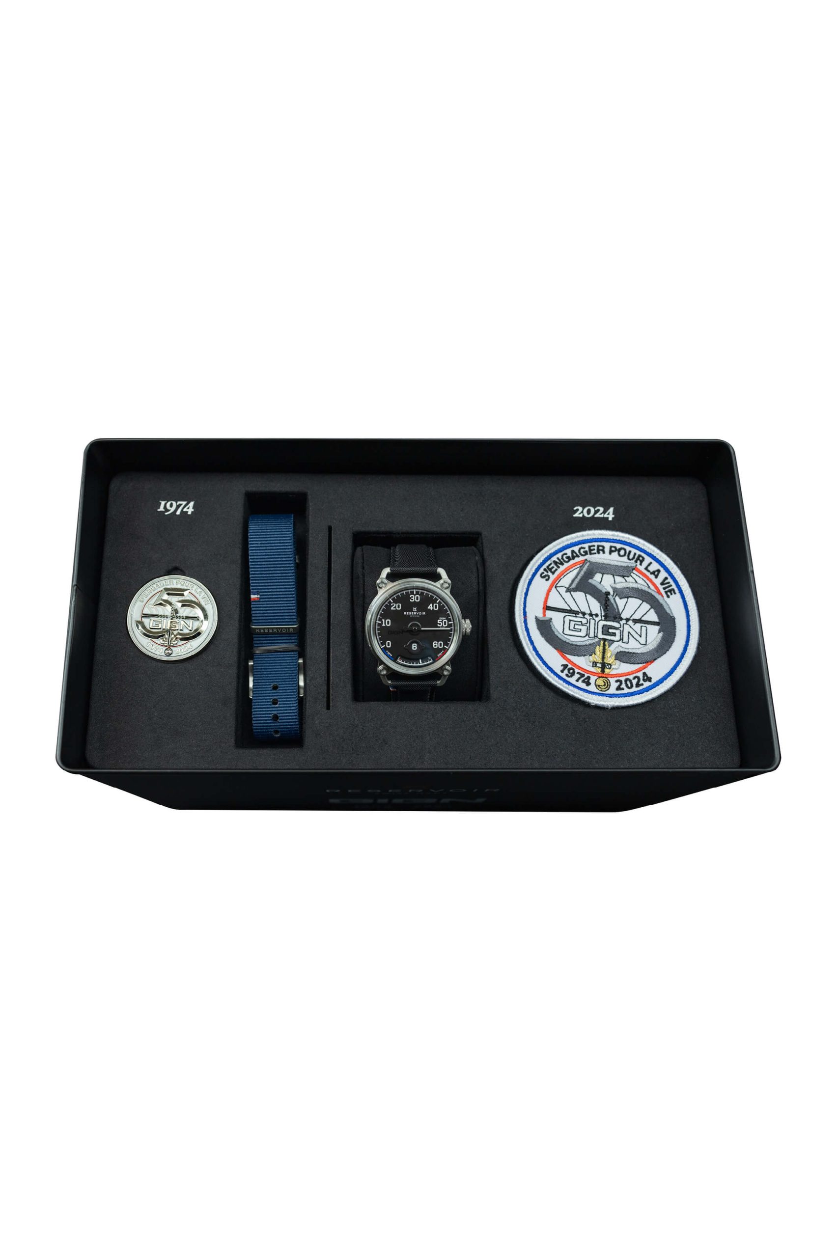 emblème "1974", montre rayée bracelet, montre-bracelet et écusson "2024".
