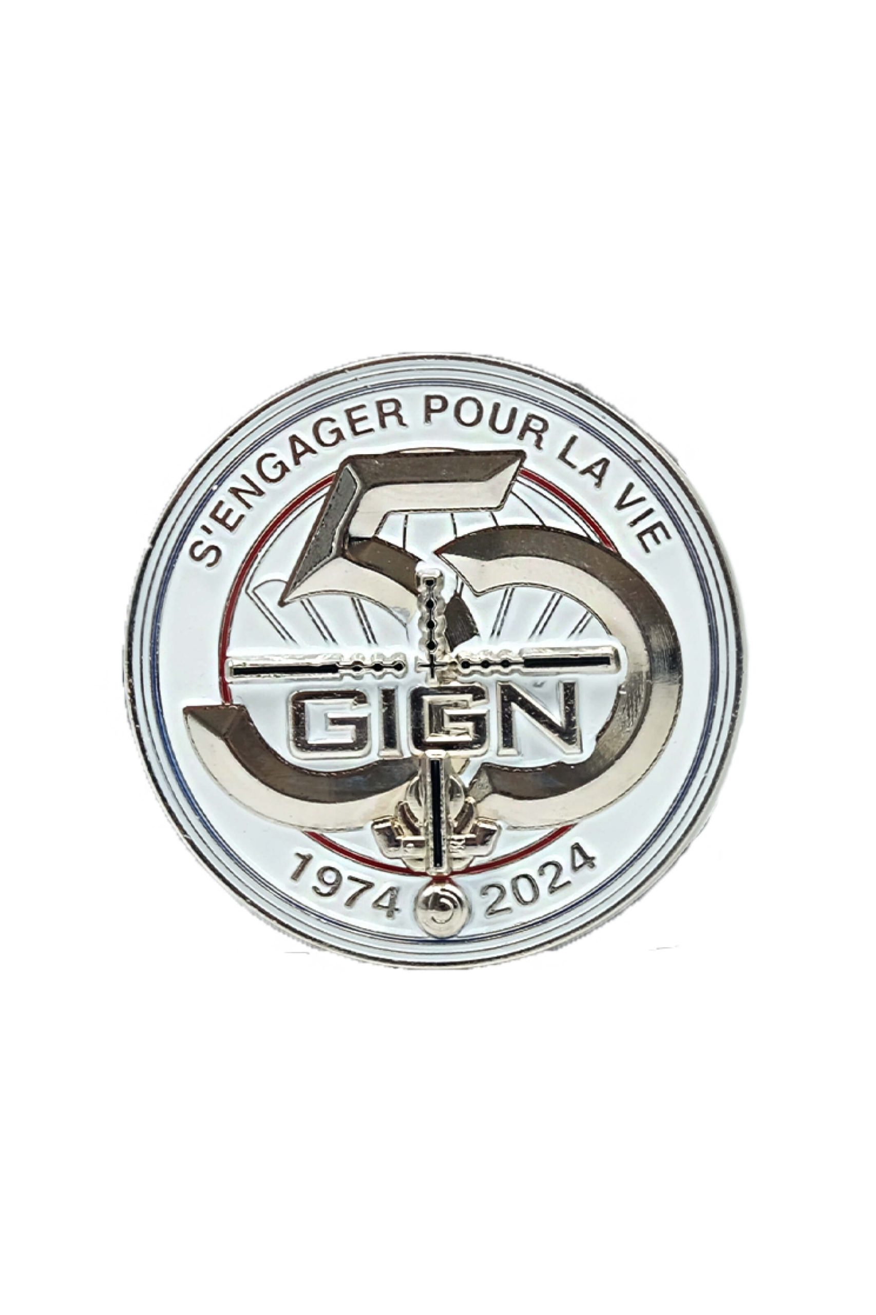 Pièce commémorative en argent avec " 50 ", " GIGN ", un emblème en forme d'épée et d'ancre, " 1974-2024 " et " S'ENGAGER POUR LA VIE ".
