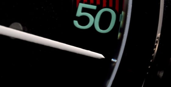 Gros plan du cadran de la montre montrant les chiffres 40, 50 et 60 avec des inscriptions vertes et rouges et un Aiguille blanc.