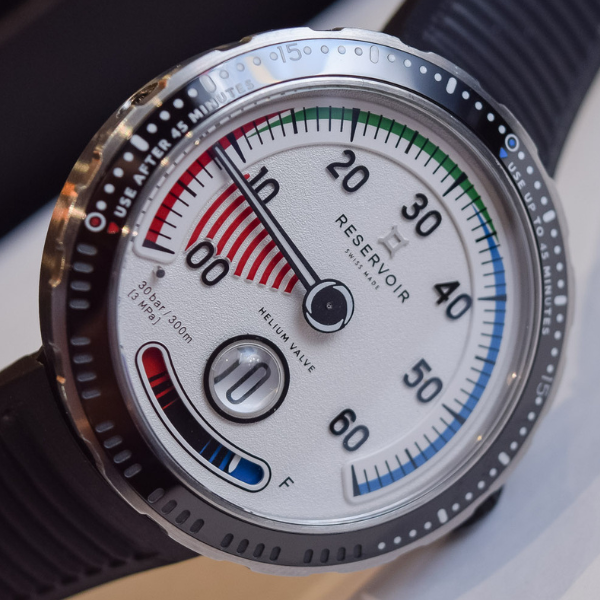Wristwatch with a gauge dial design, colored sections, 0-60 numerals, helium valve, water resistance 300m.