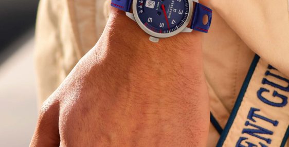 Media RESERVOIR watch dans un style éditorial luxueux avec des couleurs marron clair, charbon foncé et pêche claire.
