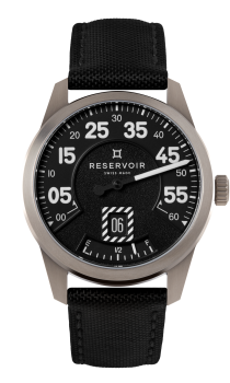 Montre-bracelet à cadran noir avec affichage rétrograde des minutes, guichet dateur, jauge de carburant, boîtier en acier inoxydable et bracelet noir.