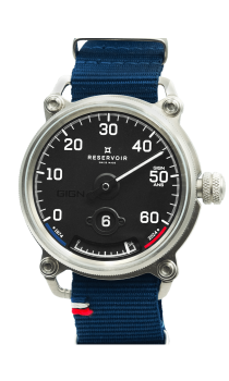 Montre-bracelet à cadran noir avec chiffres blancs, boîtier en argent, et bracelet en tissu bleu avec des détails rouges et blancs.