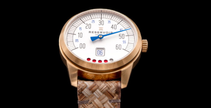 Montre-bracelet Reservoir en laiton avec cadran blanc, chiffres bleu-noir, date à guichet, bracelet.
