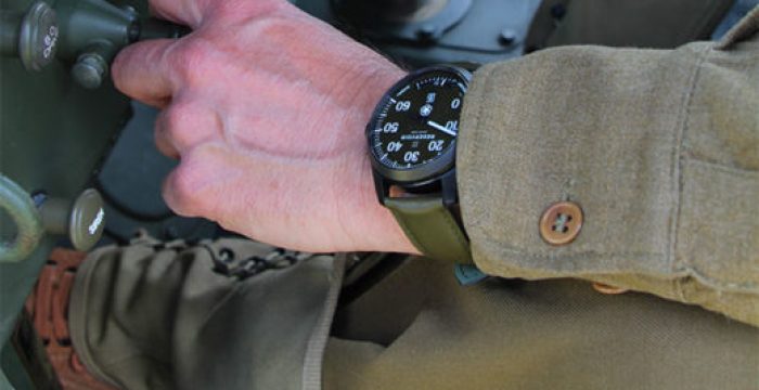 WW2 Battlefield avec GI en Automobile, montre en Aiguille, dans les tons vert olive foncé, mauve clair et gris-bleu clair.