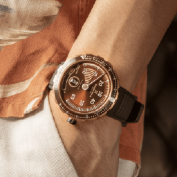 Luxury Diver Watch with Light Brown, Dark Brown, and Light Cream Manometer.